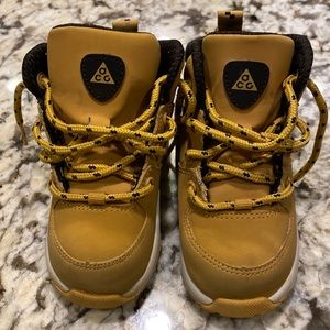 EUC Brown Nike tan hiking boots size 6C